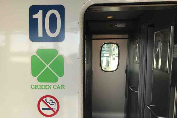 「元日・JR西日本乗り放題きっぷ」にはグリーン車用もあります。